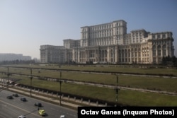 Clădirea Palatului Parlamentului (Casa Poporului) fotografiată dinspre sud-est.