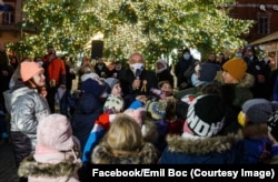 Emil Boc, primarul Municipiului Cluj Napoca a fost înconjurat de mulți oameni fără mască atunci când a aprins luminile de sărbători.