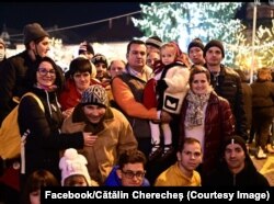 Primarul din Baia Mare, Cătălin Cherecheș, a inaugurat duminică seara târgul de Crăciun, iar mii de oameni s-au înghesuit să primească cadouri.