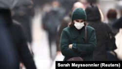 Vaccinarea este privită de nevaccinați ca fiind un lucru care le amenință integritatea și viața, spun psihologii. Cei vaccinați, încep să își evite prietenii sau chiar rudele care nu s-au imunizat.