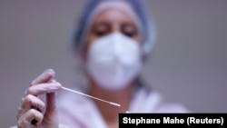 «Омікрон» дедалі частіше виявляють серед підтверджених випадків захворювання на COVID-19 в Україні