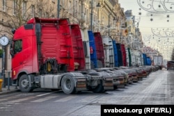 Пратэст перавозьнікаў Літвы, машыны якіх заблякавалі ў Беларусі. Вільня, 10 сьнежня 2025 году