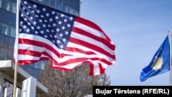 Američka zastava koja se nalazi ispred Vlade Kosova u Prištini