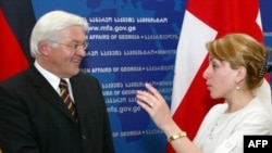 German Foreign Minister Frank-Walter Steinmeier (left) with Georgian counterpart Eka Tkeshelashvili