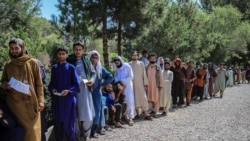 هزاران کارگر افغان به امید رفتن به قطر نام‌نویسی می‌کنند
