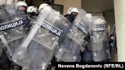 Policija na protestu u Novom Sadu, decembar 2024. Prema podacima neformalne inicijative "Pustite ih sve", od pada nadstrešnice 1. novembra i početka antivladinih protesta, širom Srbije je privedeno najmanje 920 ljudi.