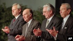 Претседателот на Србија, Слободан Милошевиќ, претседателот на Босна и Херцеговина Алија Изетбеговиќ и претседателот на Хрватска, Фрањо Туѓман со американскиот државен секретар Ворен Кристофер, Дејтон, 21 ноември 1995 година.