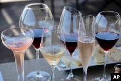 Un consum episodic de alcool în exces este echivalent cu consumul a mai mult de 60 grame de etanol pur într-o singură ocazie.