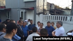 Орусиядагы  элчи Болот Отунбаев өрт чалган басмканага келген учур. Москва, 27-август, 2016-жыл. 