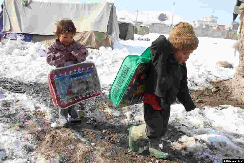 Расселени деца со хуманитарна помош во близина на Кабул, Авганистан.&nbsp;