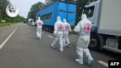 Орусиядан кайтарылган украиналык аскерлердин сөөктөрү салынган машиналар. Украина, 11-июнь 2025-жыл.