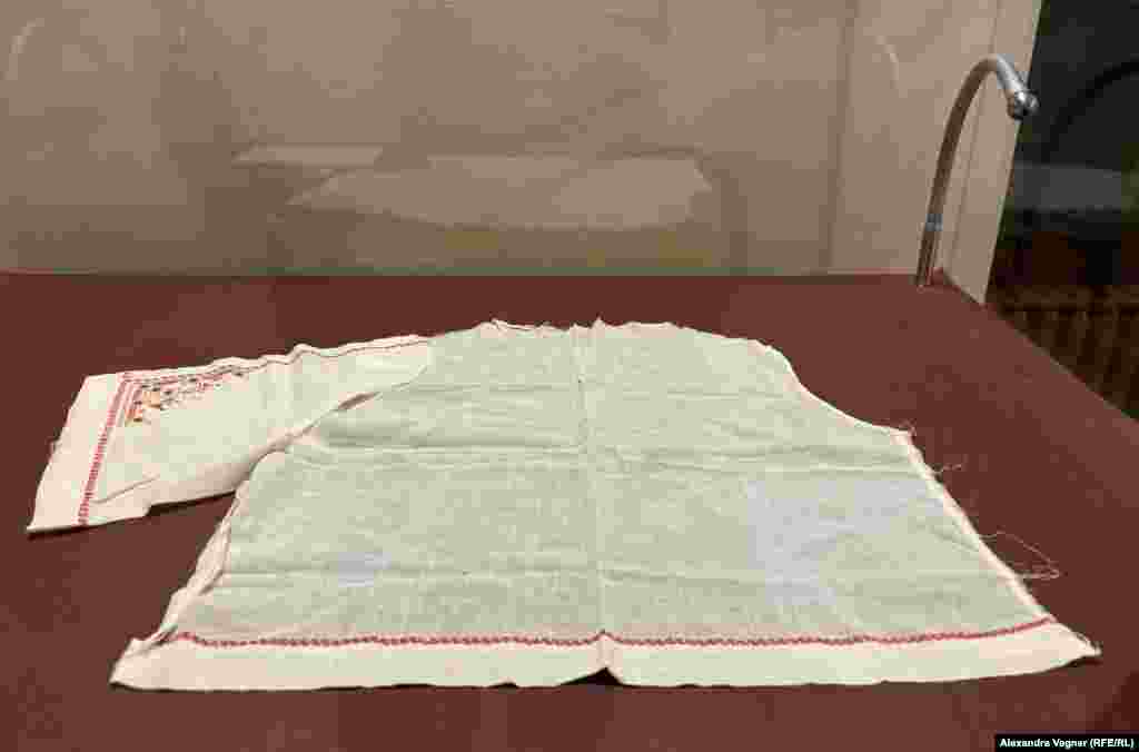 Keşdelenen çaga köýneginiň bölegi. Ol &ldquo;halk duşmany&rdquo; diýilýänleriň aýallary saklanýan Akmola lagerinde taýýarlanypdyr. Keşdäni Mariam Antsis bejeripdir. &nbsp;