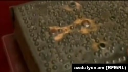 Армения президенти Серж Саргсян 2013-жылы  колун коюп ант берген VII кылымдагы Библиянын кол жазма китеби.