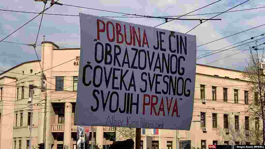 Ispred Pravnog fakulteta održano je 16 minuta tišine za stradale u novosadskoj nesreći, a potom je blokadni hor Fakulteta muzičke umetnosti otpevao studentsku himnu.