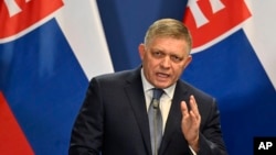 Прем’єр-міністр Словаччини Роберт Фіцо виступає під час прес-конференції з прем’єр-міністром Угорщини Віктором Орбаном у монастирі кармелітів у Будапешті, Угорщина, у вівторок, 16 січня 2024 року