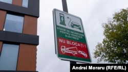 Simbol care arată că este o stație de încărcare pentru automobilele electrice