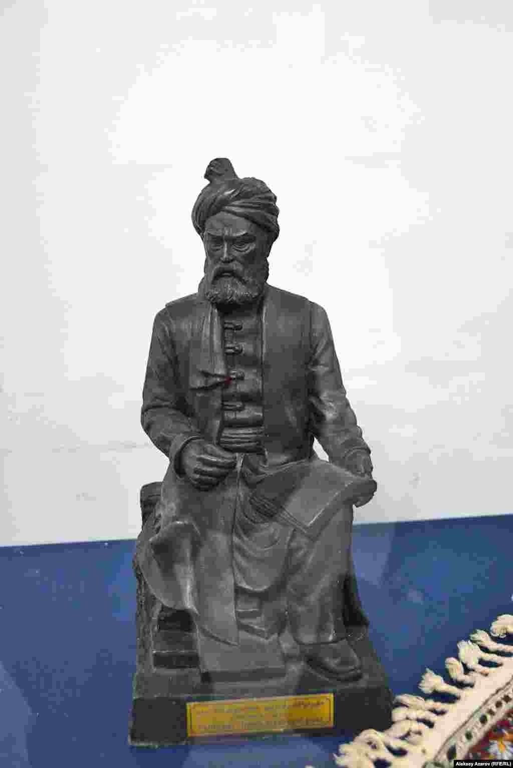 Көрмеде абыздар мен Заратуштра, сондай-ақ Шығыс шайырлары Рудаки, Фирдоуси, Омар Хайям, музыкант Барбад, "Шахнама" дастанындағы бас кейіпкерлердің бірі Рүстем мен әйелі Тахмина, олардың ұлы Сухрабты бейнелейтін шағын мүсіндер қойылған. &nbsp; Суретте: "Шахнама" авторы Фирдоусидің мүсіні