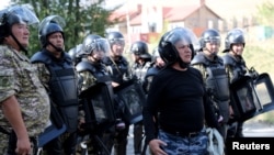 Кой-Таштагы операция маалында тартылган сүрөт. Алдыңкы катарда ошол кездеги ички иштер министри - Кашкар Жунушалиев. 