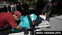 آرشیف، مردی که در یک انفجار در کابل زخمی شده است در حال انتقال به شفاخانه وزیر اکبرخان برای معالجه.