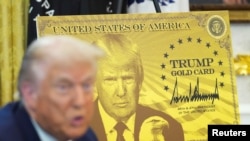 دونالد ترمپ ریئس جمهور امریکا در کنار تصویر «کارت طلایی ترمپ»