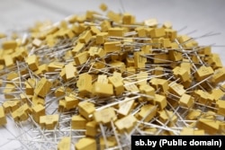 Condensatoare de nivel militar produse de fabrica Monolit din Vițebsk.