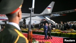 Очільника Росії Путіна з почестями зустрічають в аеропорту Душанбе, попри ордер МКС на його арешт. 8 жовтня 2025 року