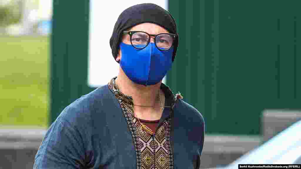 Мужчина в вышиванке и маске