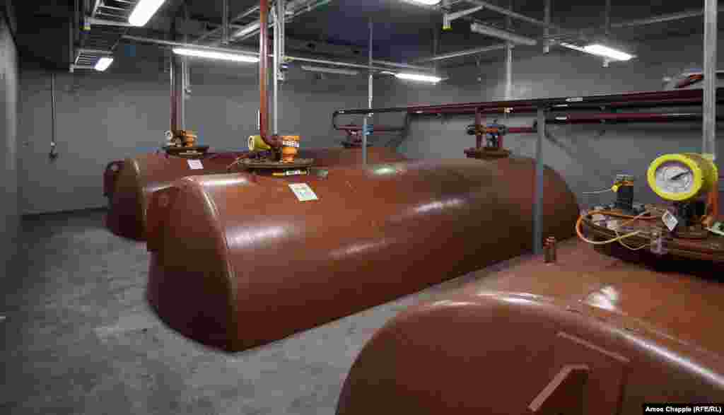 Резервуари, які постачають дизельне пальне для систем вентиляції та генераторів електроенергії всередині укриття OSM. У OSM не зберігаються продукти харчування. Філіп каже: &laquo;Очікується, що люди, які приїдуть сюди в екстрених випадках, принесуть власні речі&raquo;