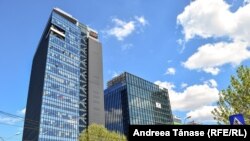 Clădiri de birouri în cartierul Pipera din București, cunoscut pentru numeroasele corporații multinaționale care își au sediul aici. Modul de lucru și salariile peste medie au schimbat percepția multor români despre muncă, timp & bani.