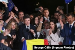 Прихильники незалежного кандидата Нікушора Дана святкують його перемогу на виборах на вулиці в Бухаресті, 19 травня 2025 року