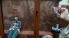 Dalerjon Mirzoev, unul dintre suspecții din atacul armat de sala de concerte Crocus, stă într-o cușcă de sticlă într-un tribunal din Moscova, pe 24 martie.