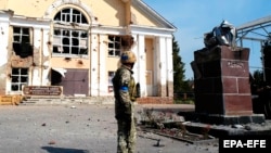 Український військовий біля зруйнованого пам'ятника Леніну на центральній площі в Суджі, Курська область, РФ, 21 серпня 2024 року