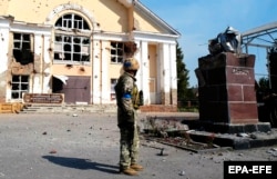 Український вояк в Суджі Курської області в серпні 2024 року. Максимально ЗСУ контролювали 1,200-1,300 квадратних кілометрів Курщини, а зараз, за даними Києва, невелику смугу уздовж кордону