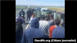 1 июля на российско-казахской границе произошла стычка между мигрантами из ЦА и полицейскими Оренбурга. Кадр из видеозаписи.  