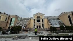 د سومي د غونډو مرکزي تالار ودانۍ هم د اپرېل ۱۳مې په برید کې زیانمنه شوې ده.