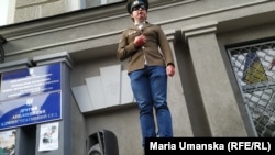 Учасник акції проти проспекту Жукова біля суду в Харкові, 8 листопада 2019 року