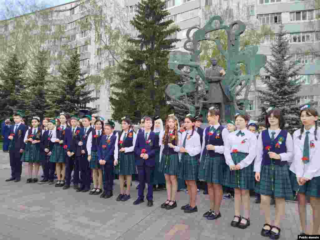 Чалынның Гали Акыш лицее укучылары Габдулла Тукай һәйкәле янында.