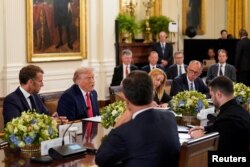 În fotografie: Donald Trump discută cu președintele ucrainean Volodimir Zelenski, cancelarul german Friedrich Merz, președintele francez Emmanuel Macron și prim-ministrul italian Giorgia Meloni la Casa Albă, 18 august 2025.