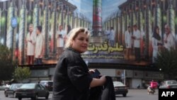 بیلبورد تبلیغات سیاسی در میدان انقلاب تهران، ۷ شهریور ۱۴۰۴