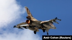 În acest centru regional vor fi pregătiți inițial piloții români care operează aeronave F-16, urmând ca facilitatea să fie deschisă ulterior și participării piloților din statele aliate și partenere NATO, inclusiv din Ucraina.