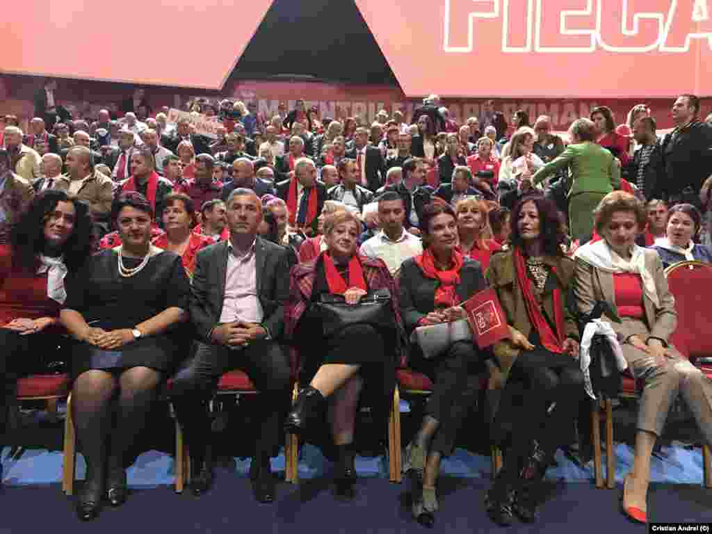 "Nu vor fi simple bătălii de campanii, ci un adevărat război". Viorica Dăncilă a fost ovaționată, dar nu cu entuziasmul de altădată.