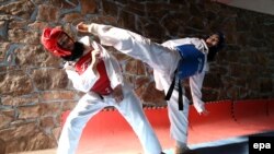 آرشیف - دختران تکواندو کار در ولایت هرات. October 8, 2015. طالبان پس از بازگشت به قدرت اشتراک دختران در هر نوع ورزش را ممنوع کرده اند.