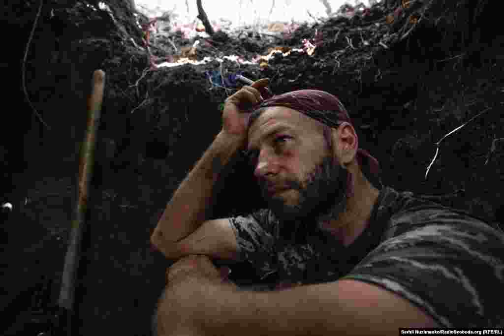 Український військовий на ім&rsquo;я Денис на Донеччині перечікує російський обстріл на позиції неподалік Яковлівки. 29 серпня 2022 року. У мирному житті він &ndash; археолог і викладач. Денис із Миколаєва. Він каже: &laquo;В Україну прийшли люди зі зброєю, хочуть нав'язати свою думку, свої правила. І так не робиться в цивілізованому світі. За нами наші міста, наші будинки, наші родини. Тому ми тут&hellip; Ми вже не будемо наступати на ті самі історичні граблі, я сподіваюся, вкотре. Ми обов&rsquo;язково відбудуємо, всі будемо процвітати, будемо квітучою країною, де кожен буде пишатись тим, що він українець&raquo;