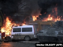 (Djegia e veturës e misionit të Kombeve të Bashkuara, AFP)