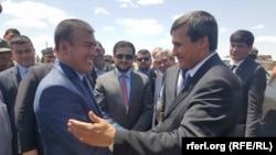 Türkmenistanyň daşary işler ministri Reşit Meredow (S) Farýap welaýatynyň gubernatory Sayed Anwar Sadat bilen görüşýär. 27-nji iýun, 2016 ý. 