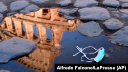O mască de protecție uitată lângă Colosseum, Roma, Italia. 8 martie, 2020. 