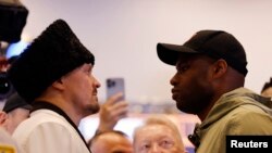 Александр Усик в образе украинского гетмана Павла Скоропадского во время пресс-конференции перед поединком с Даниэлем Дюбуа. Лондон, Великобритания, 17 июля 2025 года