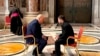 Американскиот претседател Доналд Трамп се сретна со својот украински колега Володимир Зеленски во Ватикан на денот на погребот на папата Франциск, 26 април 2025 година