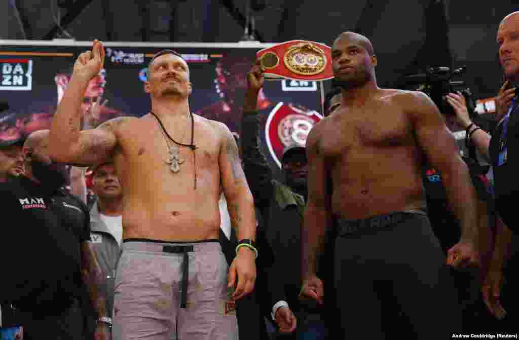 Усик вместе с Даниэлем Дюбуа во время взвешивания 18 июля. Усик сказал, что на фоне продолжающейся масштабной войны Украины с Россией его в первую очередь мотивирует вдохновение, которое он дает своим соотечественникам-украинцам. «Я сейчас боксирую не за пояс, я боксирую за всех, кто защищает нашу страну, и в память о тех воинах, которых уже нет с нами», – подчеркнул он. Бой Усик-Дюбуа состоится 19 июля на лондонском стадионе «Уэмбли»