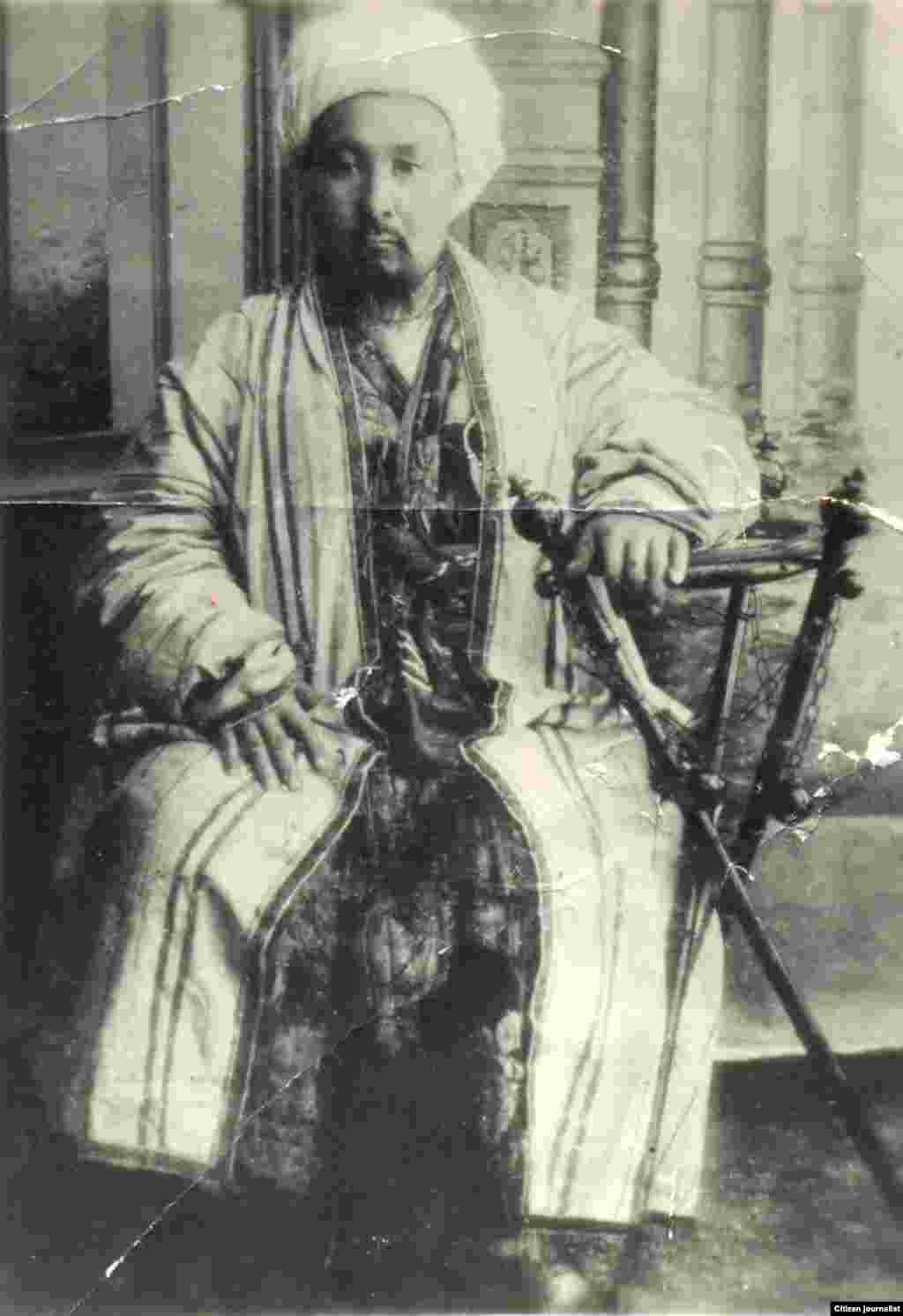 Ахмет ишан Оразайұлы, "Қазақ" газетіне ақша беріп, демеушілік танытқан адам.